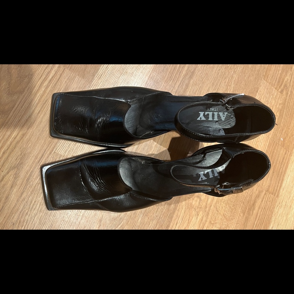 Italian (not too shiny) patent leather chunk heel shoes